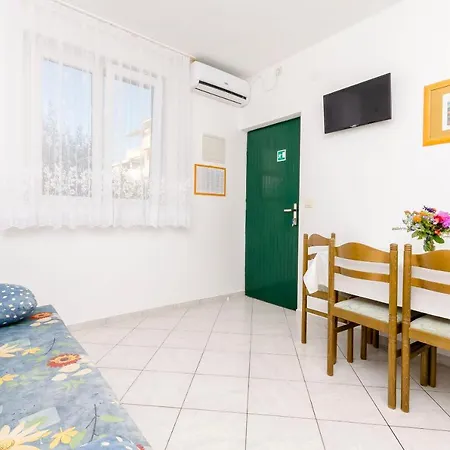 Apartment Mate *